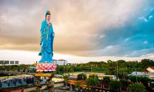 Viếng ngôi chùa nổi tiếng, lộng lẫy cạnh bên cầu Mỹ Thuận