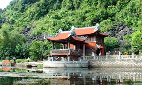 Giữa Núi Non Hùng Vĩ: Khám Phá Vẻ Đẹp Linh Thiêng Của Phủ Khống