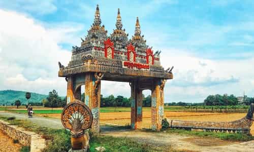 Ngôi Chùa Koh Kas – Cánh Cổng Cổ Kính Giữa Bầu Trời An Giang