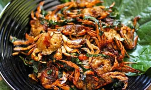 Thưởng thức hương vị đồng quê: Cua đồng rang lá lốt Ninh Bình