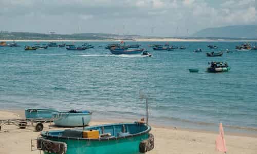 Cung đường biển Vĩnh Hy 702 và làng chài đẹp như "Hometown Cha Cha Cha"