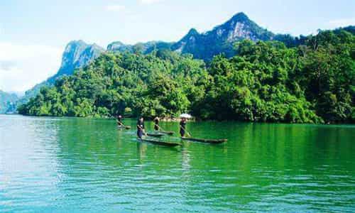 Hồ Ba Bể- một trong những hồ nước ngọt lớn nhất nước ta, là điểm du lịch thu hút rất nhiều du khách.