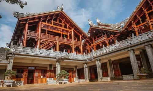 Đắm Mình Trong Không Gian Tĩnh Lặng Của Chùa Sắc Tứ Khải Đoan