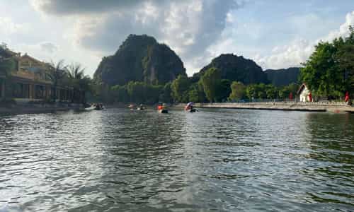 Rowing in Tam Coc - An Unchanging but Extremely Attractive Activity