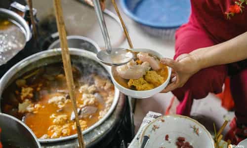 Quán Mệ Kéo – Hành Trình 70 Năm Lưu Giữ Hương Vị Bún Bò Huế Truyền Thống