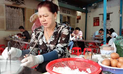 Bún nước cô Huyền – Đặc sản “bún chửi” hơn 20 năm tại Sài Thành