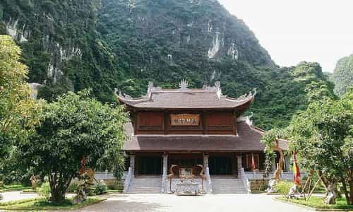 Đền Suối Tiên – Sự Hòa Quyện Giữa Tâm Linh Và Cảnh Quan Hùng Vĩ