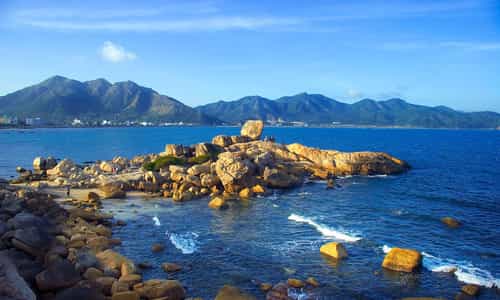 Vẻ đẹp "nức lòng người" của Hòn Chồng Nha Trang