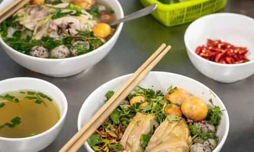 Hương Vị Phở Gà Nguyệt Đậm Đà Trong Từng Giọt Nước Dùng