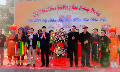 Lạc Vào Thế Giới Văn Hóa Vùng Cao Tại Chợ Phiên Lương Mông