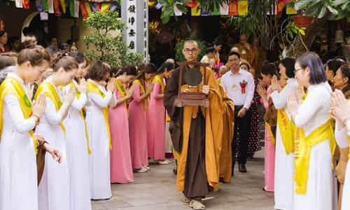 Lắng Nghe Hồn Hà Nội Qua Mỗi Bước Chân Tại Chùa Vạn Niên