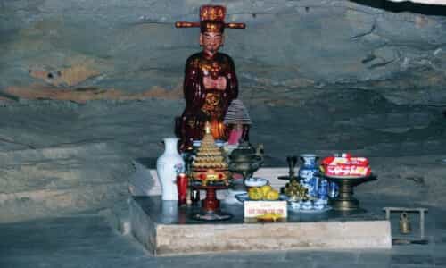 Chuyến Hành Trình Về Với Cội Nguồn Tại Đền Láo Ninh Bình
