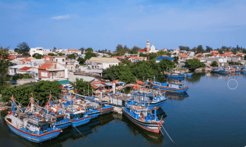 Thức Dậy Ở Huế Với Mùi Mặn Nồng Của Làng Chài Vân Quật Đông