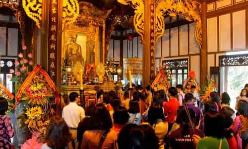 Chìm Đắm Trong Không Gian Linh Thiêng Của Lễ Hội Đền Huyền Trân Công Chúa