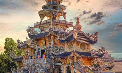 Chùa Ve Chai Đà Lạt: Huyền Thoại Ve Chai và 11 Kỳ Lục Siêu Ấn Tượng