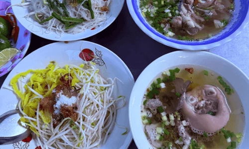 Tinh Túy Nước Dùng Trong Từng Sợi Hủ Tiếu Tại Quán Phượng