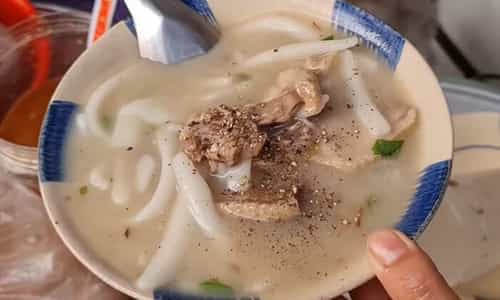 Món Bánh Canh Bột Xắt Vịt Xiêm: Nét Tinh Tế Từ Sợi Bột Thủ Công Khéo Léo