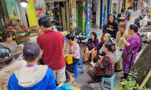 Thưởng Thức Bánh Khúc Quân 35 Cầu Gỗ Nóng Hổi Chuẩn Vị Xưa
