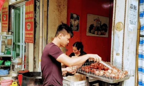 Bánh Rán Mật Đường 52 Hàng Chiếu: Hương Vị Tuổi Thơ Gói Trọn Ba Thập Kỷ.