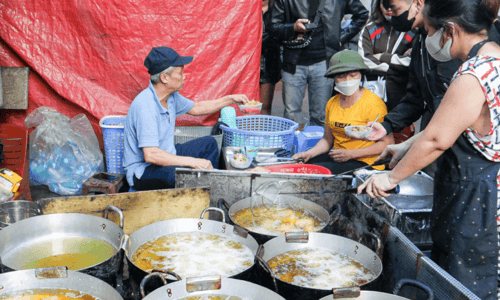 Sức Hút Của Tiệm Bánh Rán Gia Truyền Ngõ 242 Lạc Long Quân