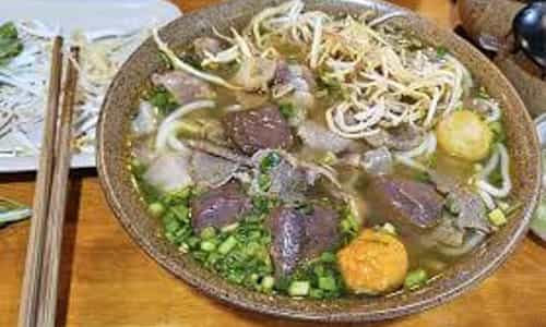 Thèm Bún Bò Huế Chuẩn Vị Ghé Ngay Hệ Thống Ngự Uyển Hà Nội