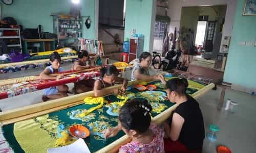 Ghé Thăm Ngôi Làng Duy Nhất Tại Hà Nội Nắm Giữ Kỹ Nghệ Thêu Long Bào