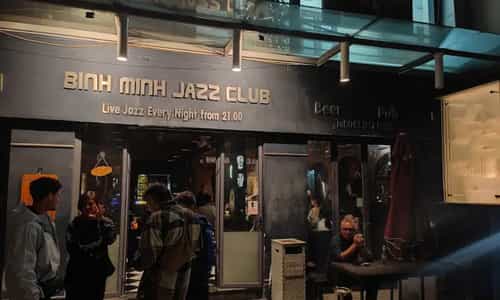 Binh Minh Jazz Club: Nơi Thời Gian Ngưng Đọng Qua Tiếng Kèn