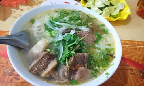 Phở Cụ Tặng: Hương Vị Gia Truyền 3 Đời Tại Phố Hàng Tiện