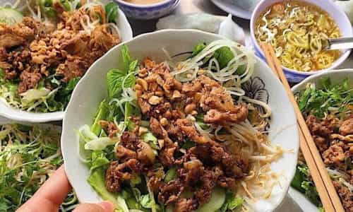 Ăn Sạch Sành Sanh Tại Huyền Anh: Bún Thịt Nướng Và Bánh Ướt Chất Lượng