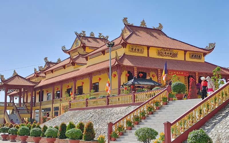 Ngôi chùa trên ‘ngọn núi’ cao 10 mét ở An Giang