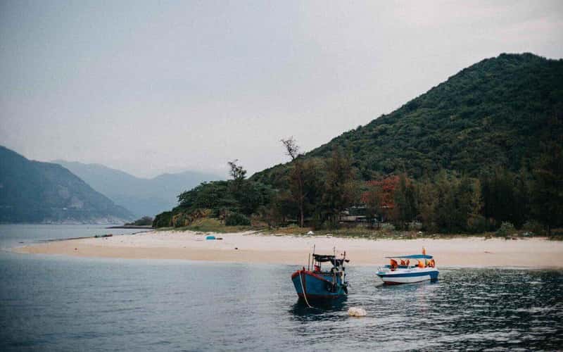 Tắm biển, chèo sup tại ‘đảo khủng long’ Hòn Nưa