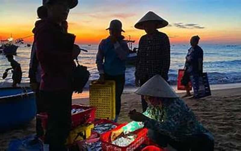 广义省独特的鱼市的黎明