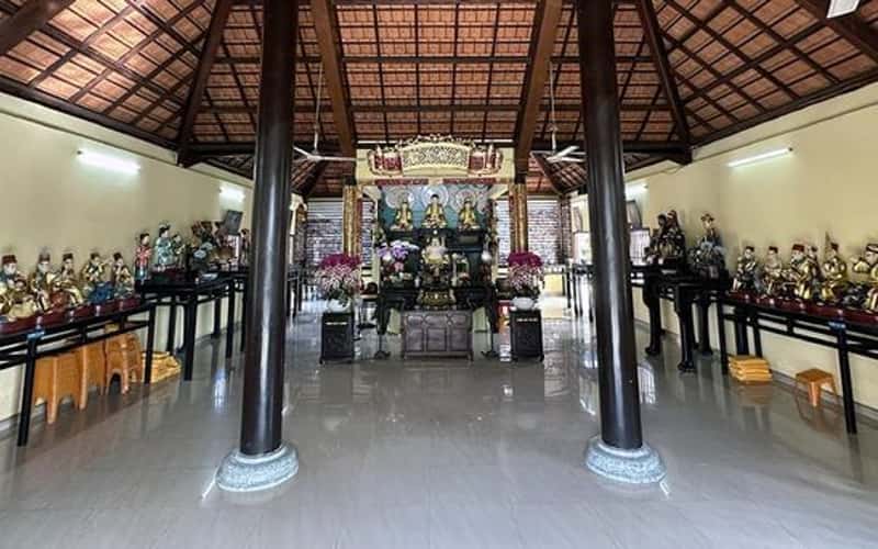 在芹苴的一座古庙中欣赏拥有 1800 年历史的“宝藏”
