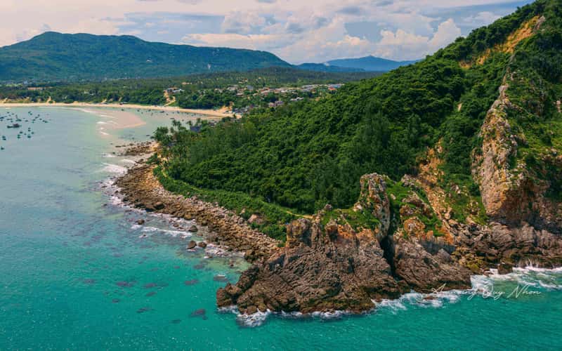 伸向大海的龙形山峰吸引游客到平定打卡