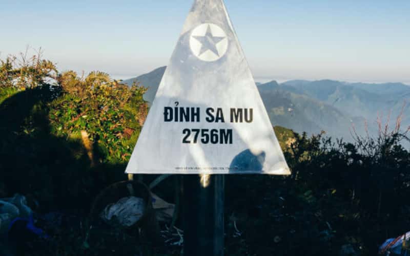 徒步穿越原始森林，猎云萨姆-乌波峰