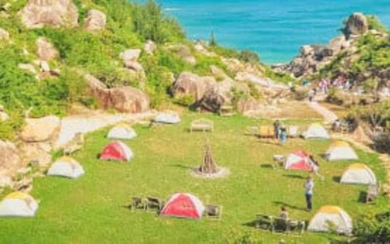 Đến Phú Yên, trải nghiệm cắm trại, ngắm núi Chóp Chài từ Hòn Dứa
