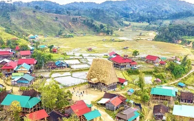 Đến thăm Vi Rơ Ngheo – ngôi làng cổ được bao quanh bởi 4 ngọn núi ở Kon Tum