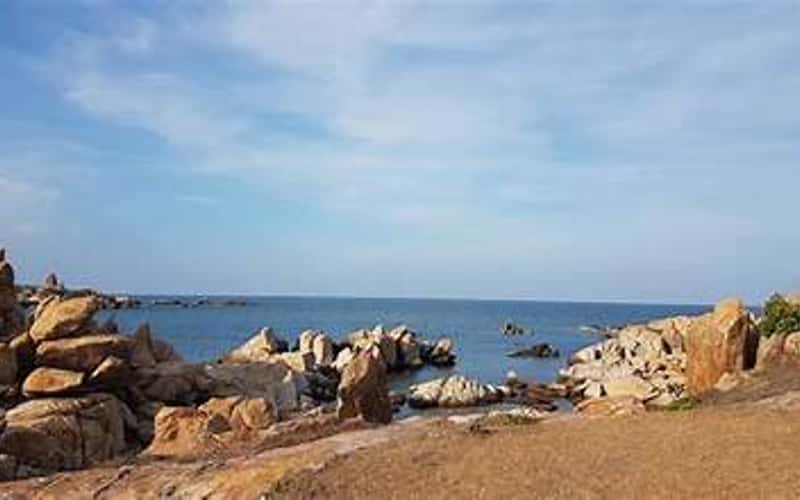 도시의 답답함을 벗어나 청정한 케가 해변으로 가서 일몰을 감상하세요