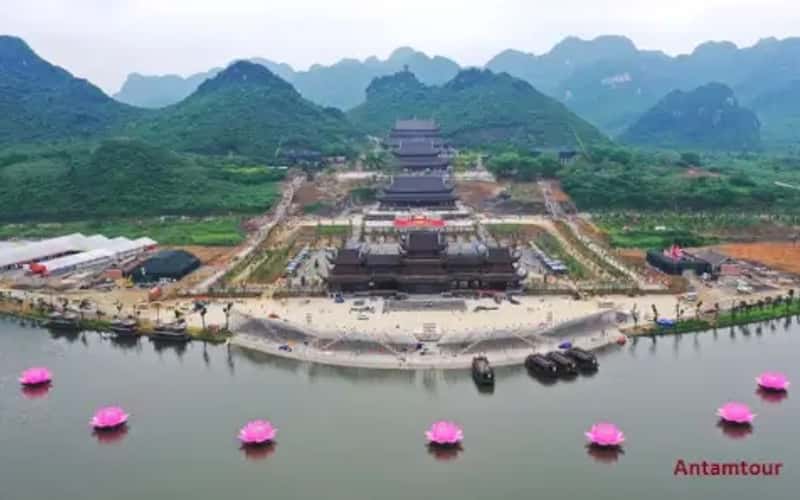 来越南，探访全球最大佛寺的古朴之美。