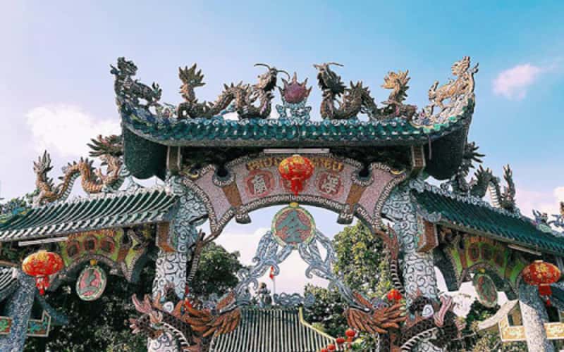 这座拥有300年历史的古庙位于西贡河中央