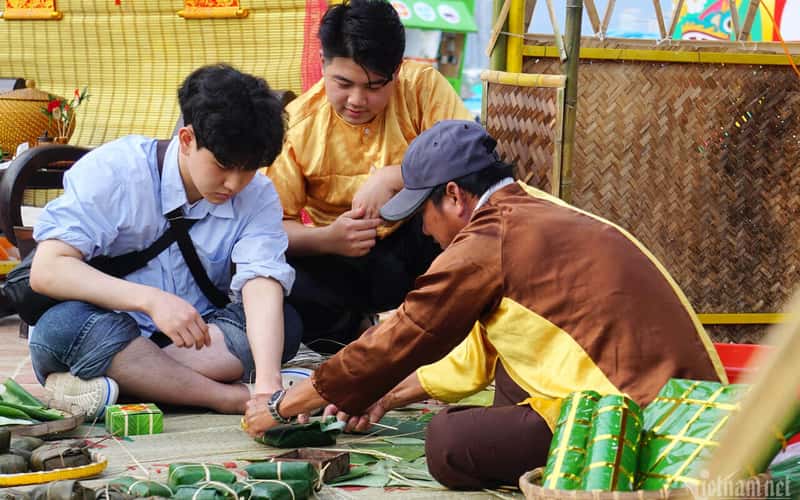 Khách quốc tế thích thú ăn mứt Tết, tự tay gói bánh chưng tại bãi biển Đà Nẵng