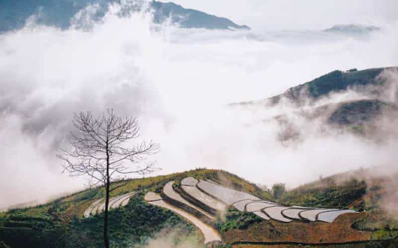 雲を狩って北西の山々の静けさを楽しみながら、タ スアへ行きます