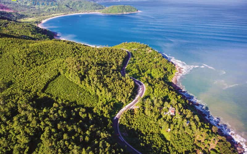 위에서 본 하이반 고개(Hai Van Pass)의 멋진 경로