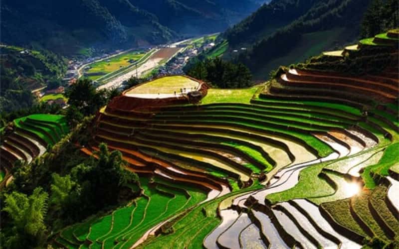 前往西部和东北高地，探寻泼水季节