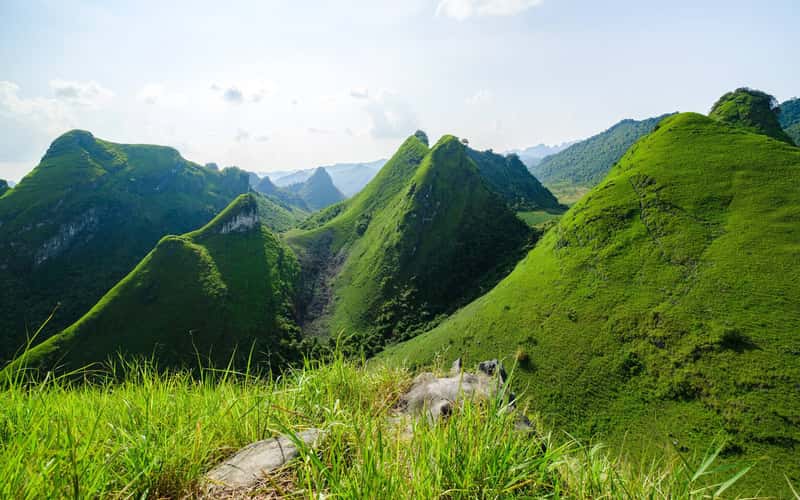 Đồi cỏ xanh mướt 'view triệu đô' ở Cao Bằng, khách rủ nhau tới cắm trại, săn mây