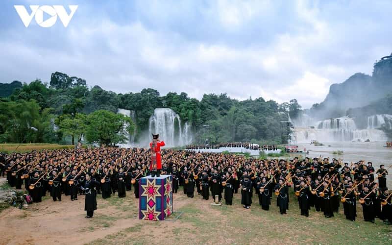 1000人在风景优美的板约瀑布旁创下唱段演算纪录