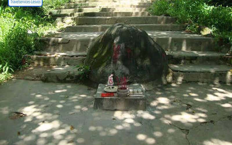 平阳市一座拥有 400 年历史的宝塔，山顶上有一块“神奇的石头”