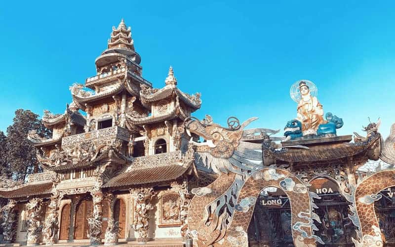 Đến Đà Lạt nhất định phải thăm Chùa Ve Chai cùng tượng Phật bằng hoa bất tử