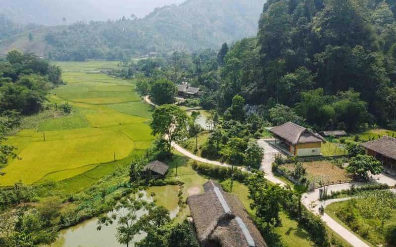 返回河江西部宁静的村庄 Khun