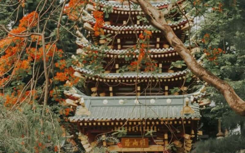 자라이 민탄 사원: 시선을 사로잡는 독특한 건축미